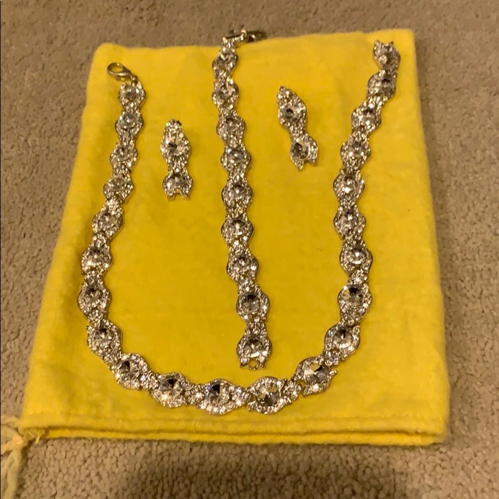 Gorgeous set of necklace, bracelet and earrings